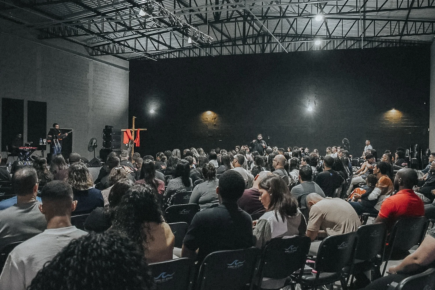 Comunidade reunida depois da reconstrução