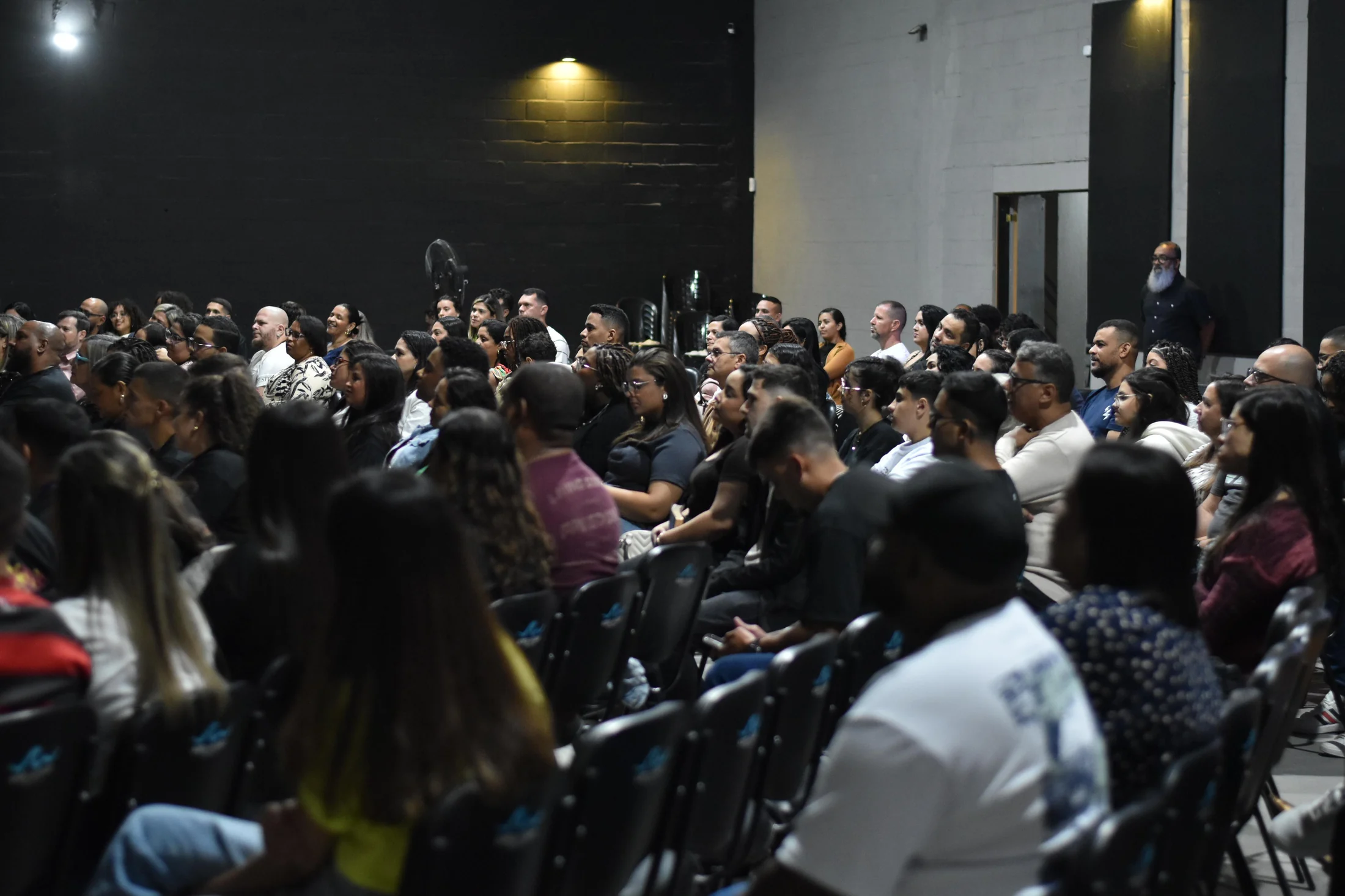 Comunidade reunida no início da igreja