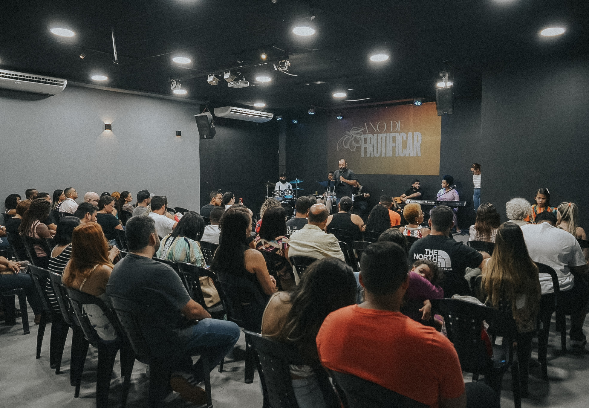 Comunidade reunida no templo menor concluído