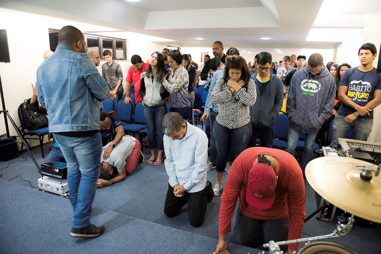 Primeiros encontros da igreja no auditório de um hotel