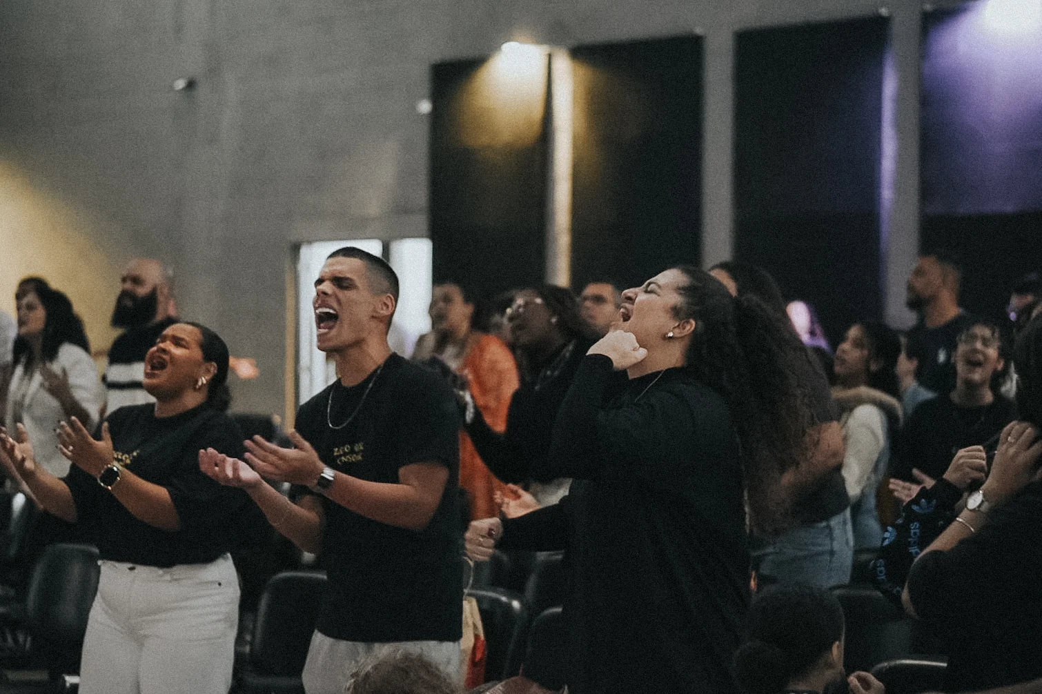 Pessoas adorando em um encontro da igreja